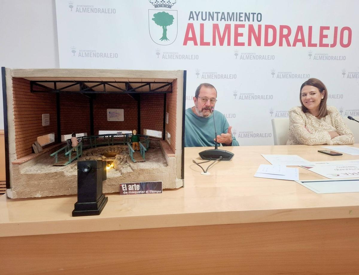 Isidoro Noriego presentando la maqueta ganadora.