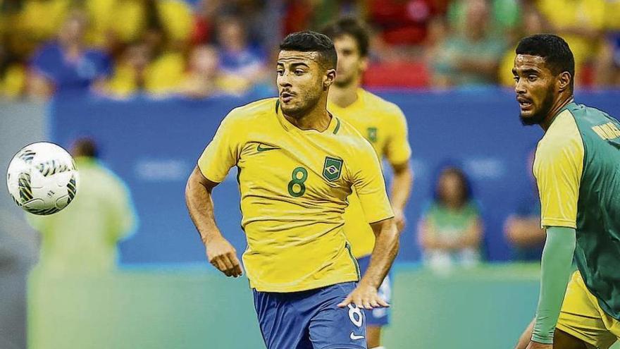 El excéltico Rafinha Alcántara, ayer, con la selección olímpica de Brasil.