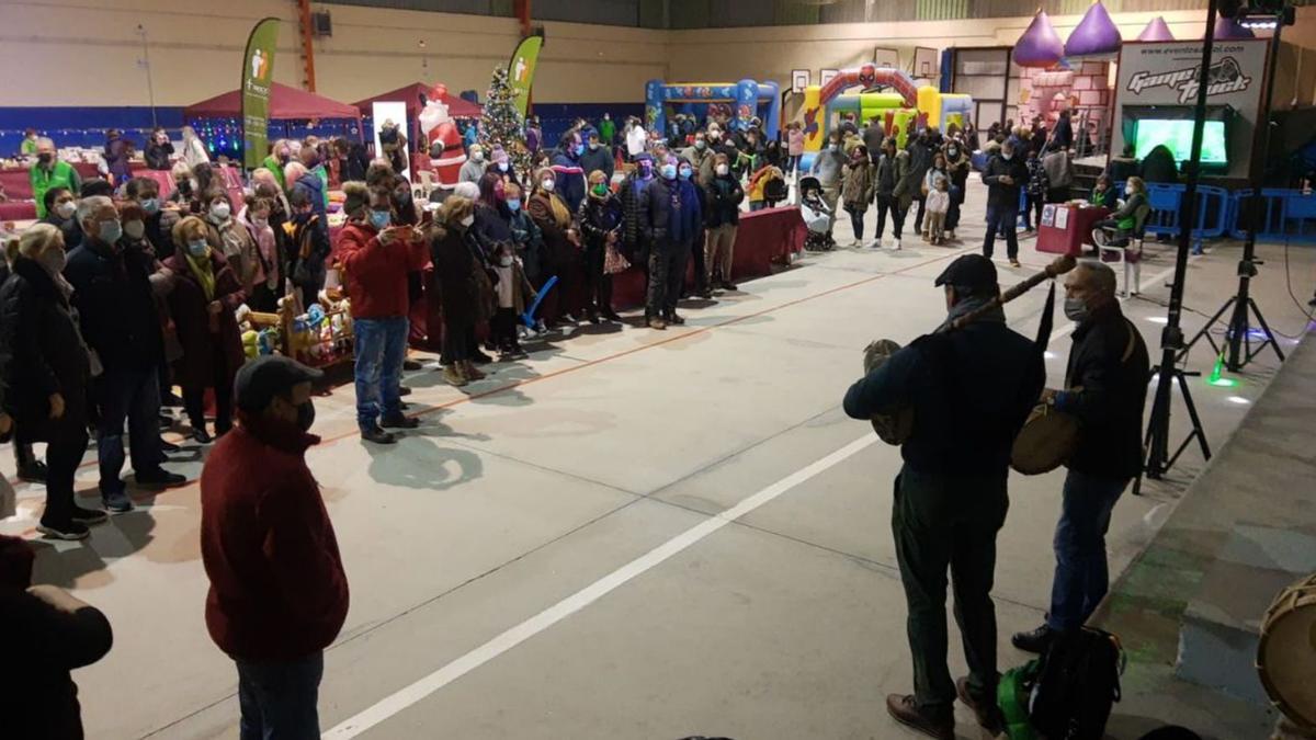 Numeroso público y música tradicional sanabresa en la apertura del Mercadillo Navideño de la AEEC en Puebla | ARACELI SAAVEDRA