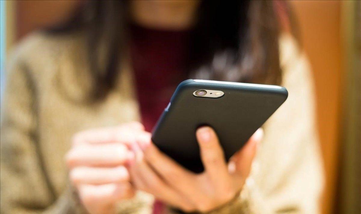 Una mujer llama por teléfono.