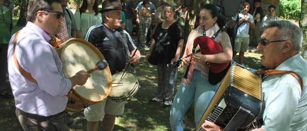 Participantes en la fiesta, ayer en As Pedreiras.