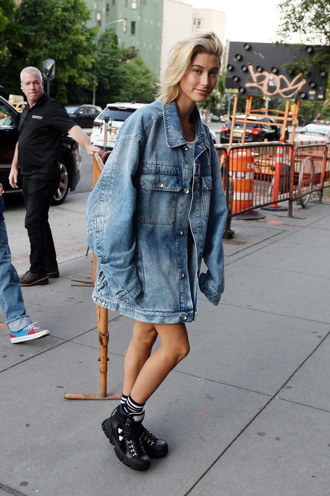 Hailey Baldwin con look vaquero