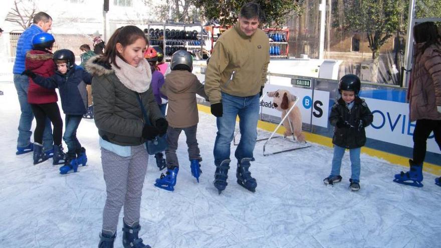 Usuarios de la pista de hielo instalada en Porlier hace dos años.