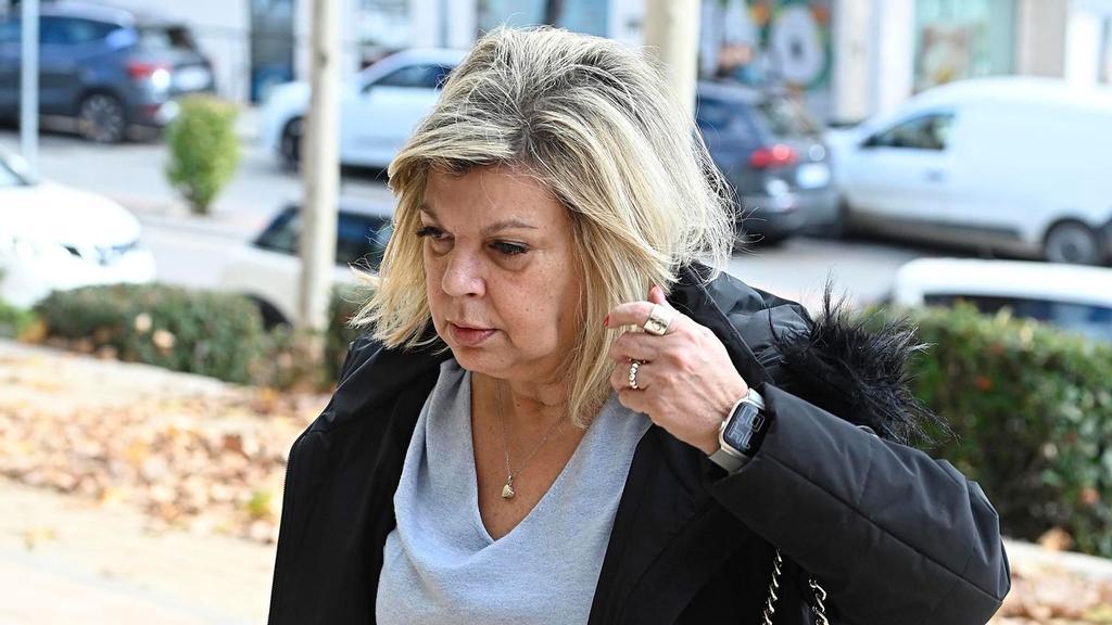 Preocupación por el estado de salud de Alejandra Rubio: entran con camilla en su casa y su madre se desplaza con ella