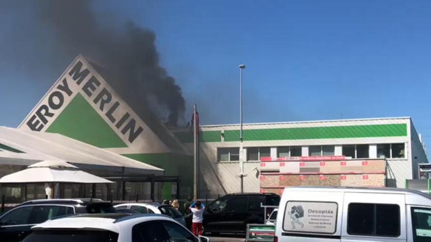 VÍDEO: Un espectacular incendio en una superficie comercial de Llanera sorprende a los vecinos de la zona