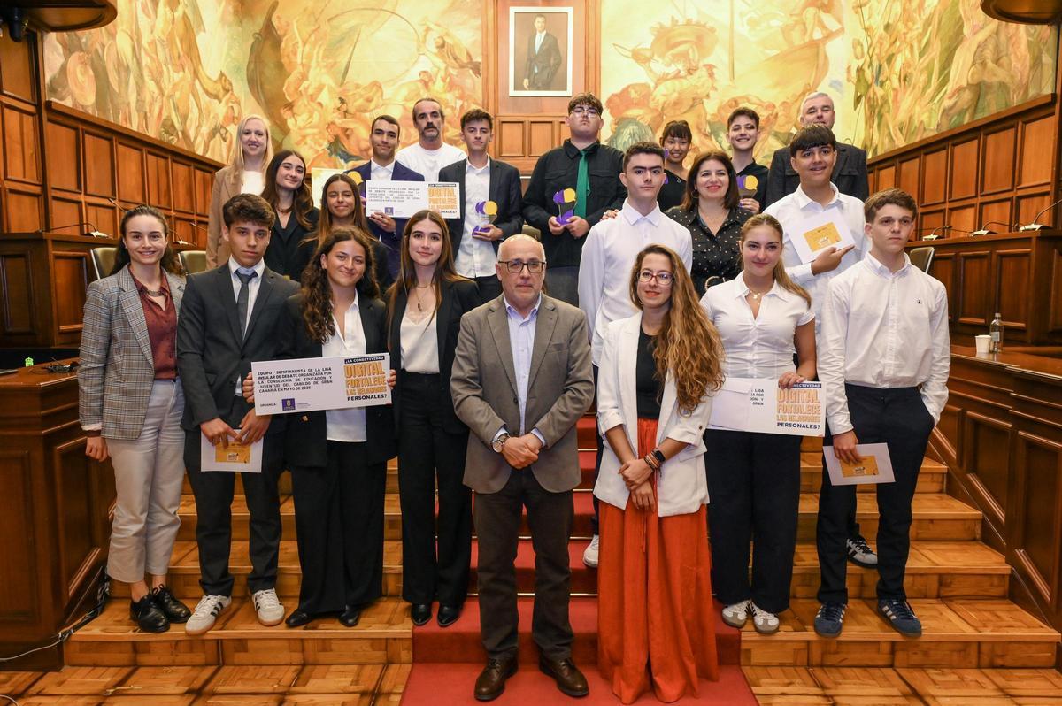Antonio Morales y Olaia Morán con los equipos finalistas y semifinalistas.