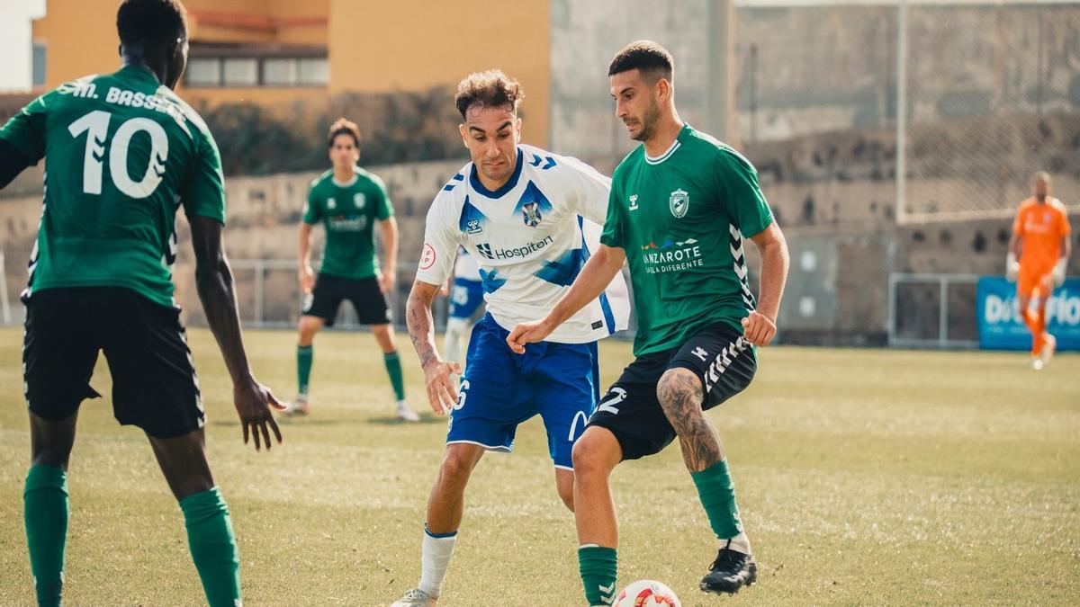 Hugo Rascao FÚTBOL CANARIAS | El Yaiza frena la sangría, pero sale ‘rascao’ del derbi