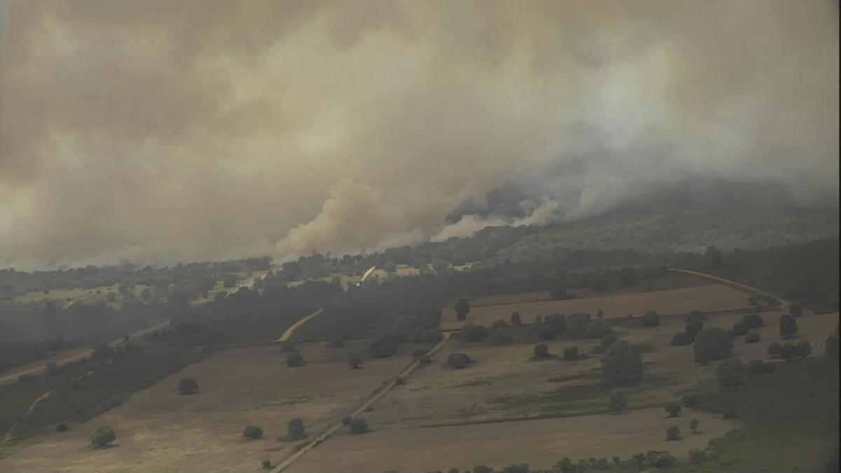 Imagen aérea de Infocal con el fuego avanzando hacia las localidades de Calzadilla, Pumarejo y Olleros.