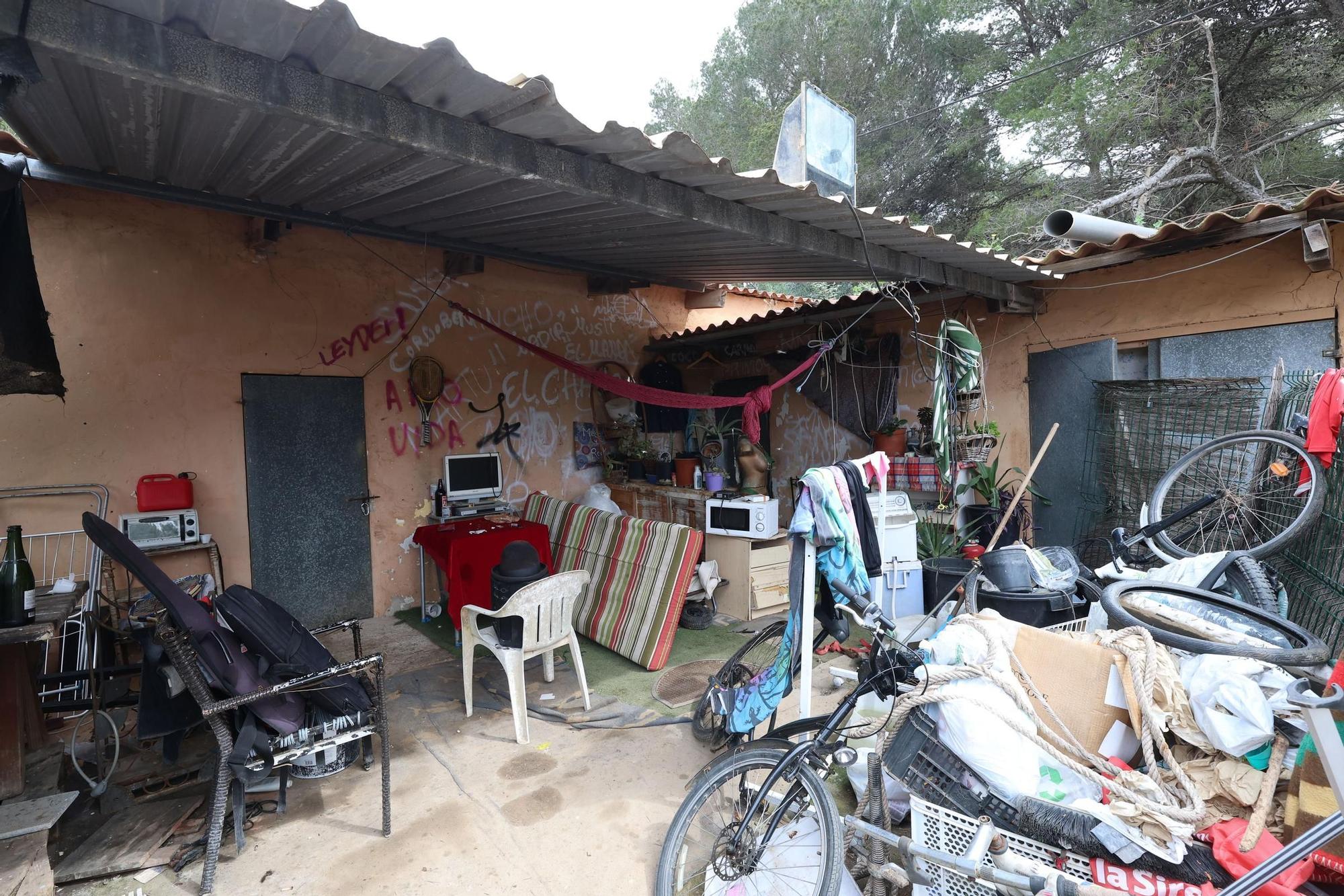 Desalojan a una treintena de personas de un complejo turístico abandonado en Ibiza