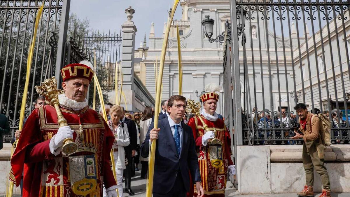 El alcalde de Madrid asistiendo a la celebración del Domingo de Ramos