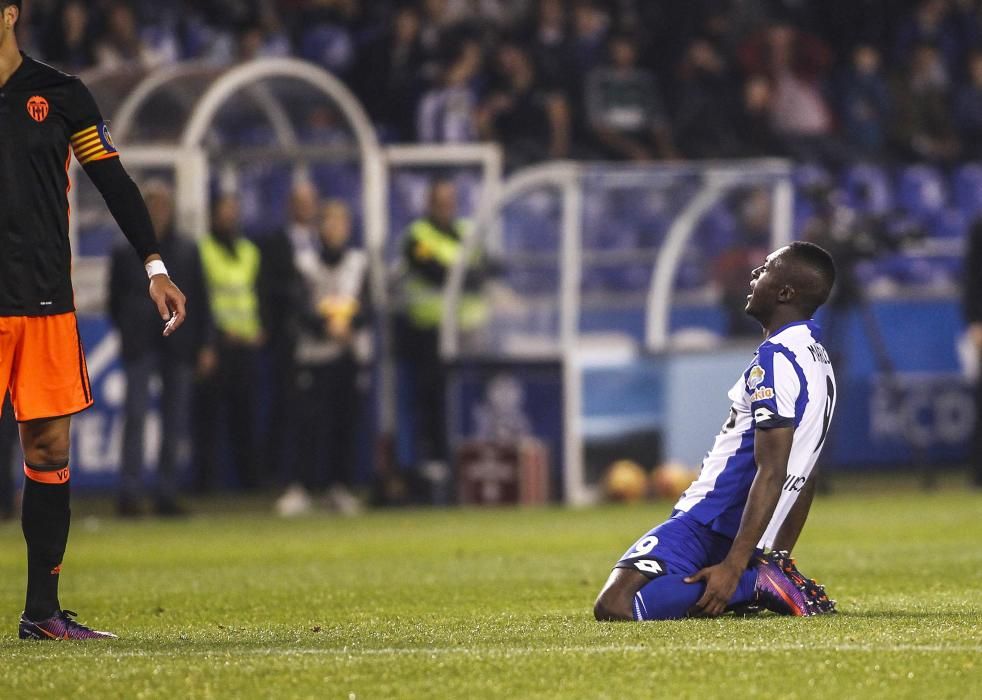 Un Çolak notable librea el ataque con un gran gol y un error suyo propicia el empate (1-1).