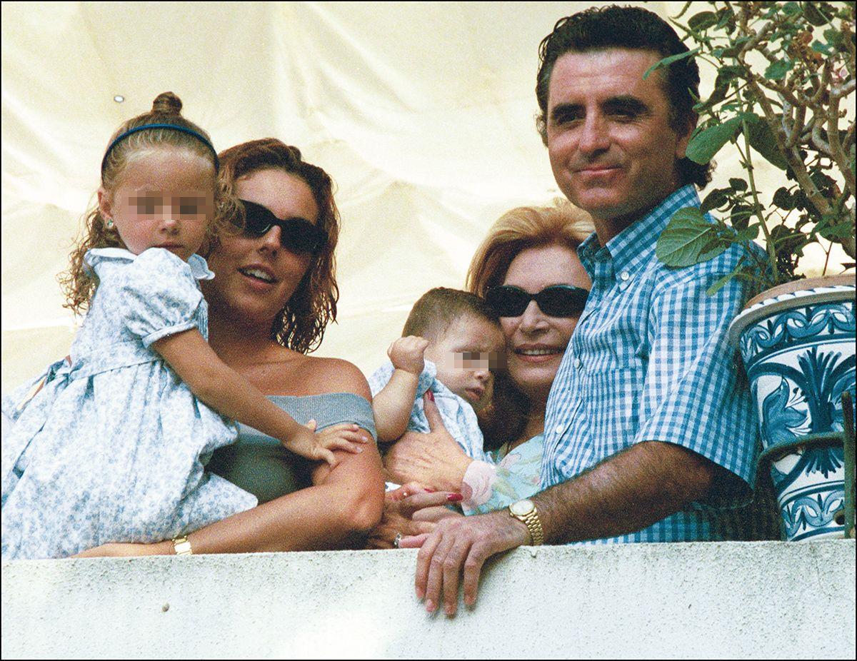 Con sus dos hijos, Rocío y David, en 1999