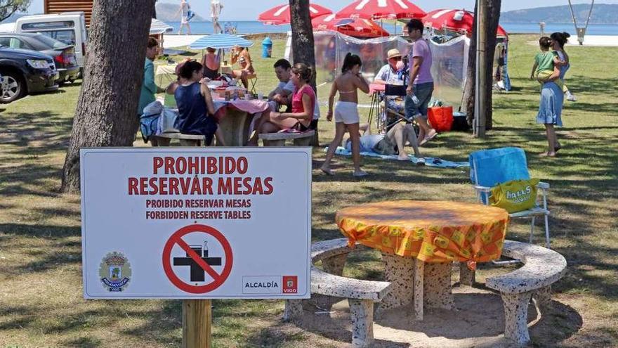 Control sobre la reserva de mesas y los vendedores ambulantes  |  Aunque los inspectores contratados por el Concello no se encargarán de velar por la reserva de mesas, sí tendrán que vigilar que solo hay vendedores ambulantes en la zona autorizada y no a lo largo del paseo. Esta misma función realizarán los agentes de Costa y Playa de la Policía Local, que también este año tratarán de evitar que los bañistas reserven mesas durante horas. De hecho, y al igual que en otros ejercicios, habrá señales que informan de esta prohibición.