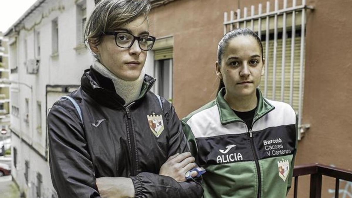 Nerea Sánchez, con el collarín, es una de las agredidas. A su lado, Alicia Barrado, compañera de equipo