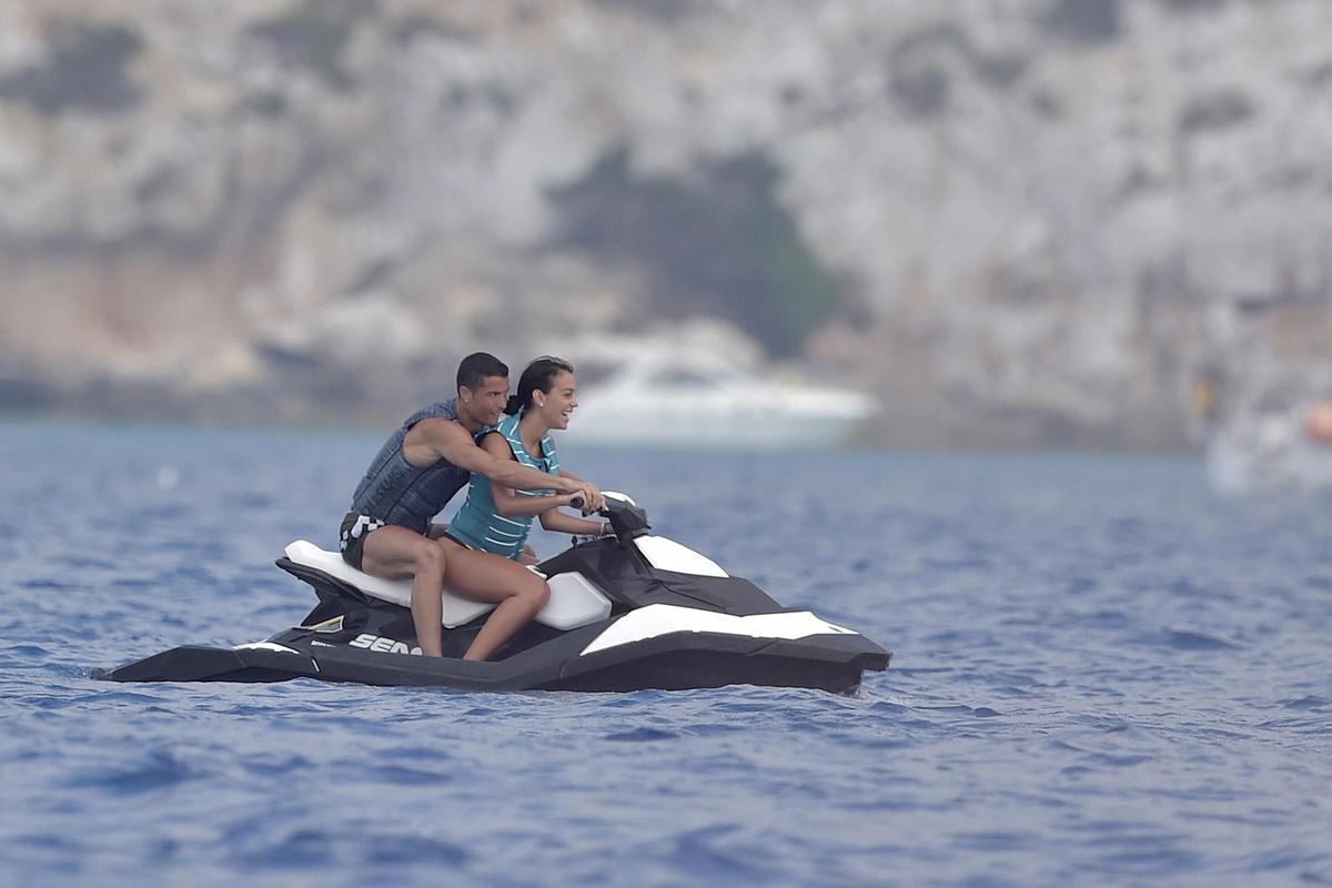 Cristiano y Georgina en una moto de agua