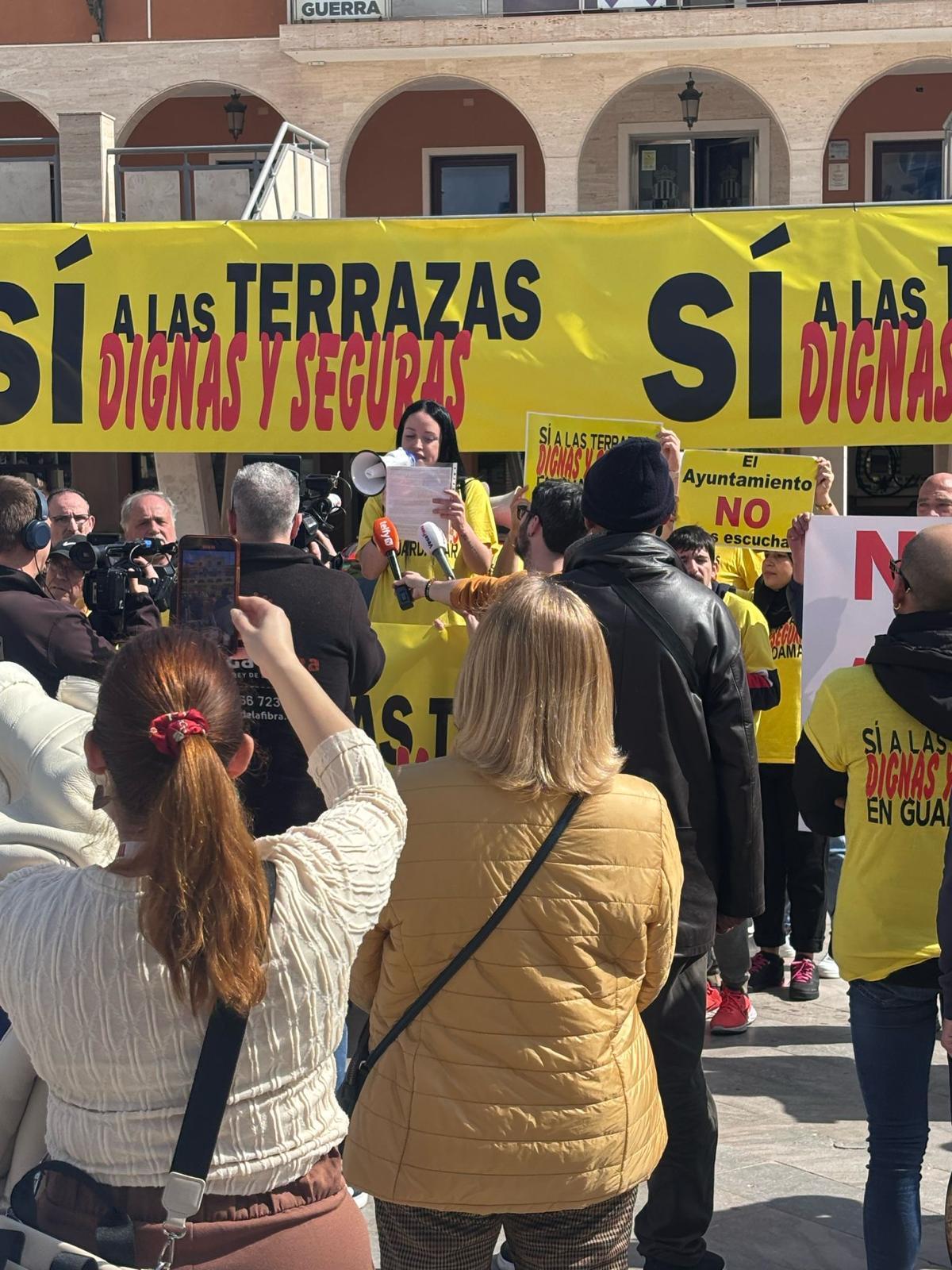 Un momento de la lectura del comunicado durante la protesta de hosteleros de Guardamar