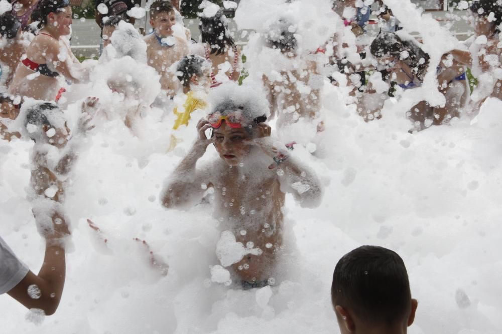 Fiesta de la espuma en el colegio Carballal