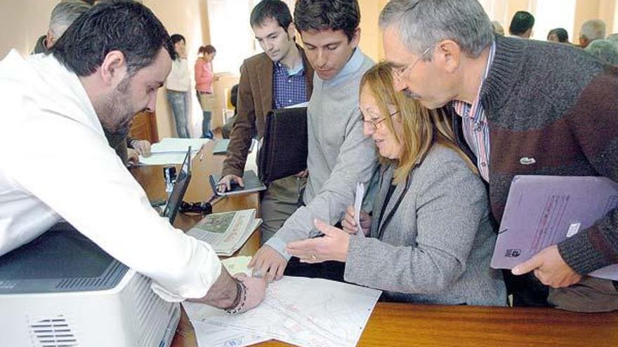 Afectados por el nudo pequeño, durante la firma de las actas previas, el mes pasado.