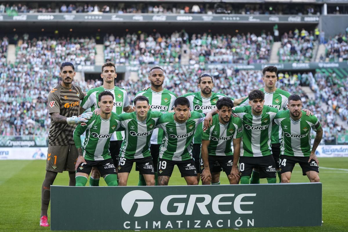Los jugadores del Betis posan antes del Gran Derbi en La Cartuja