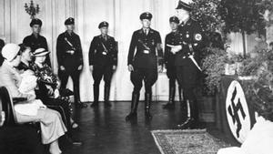 Una ceremonia del nombre, bautismo secular de superbebés nazis en un heim’, donde los SS ejercían de padrinos supervisados por Himmler.