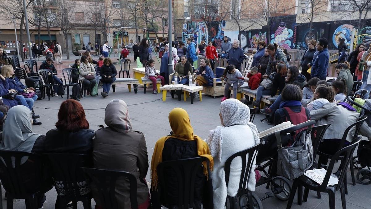 Un grupo de mujeres debate sobre género en la plaza de Félix Rodríguez de la Fuente, ayer.