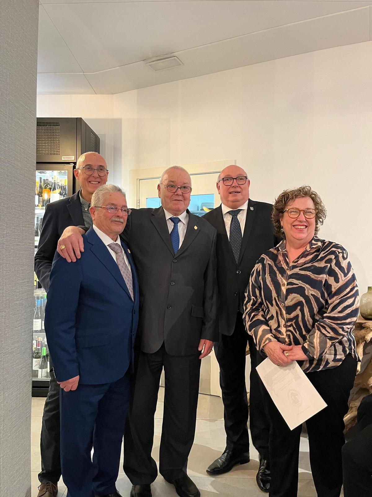 Los dos homenajeados con miembros de la directiva de la cofradía El Lavatorio de Crevillent