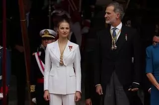 El 'look' de Leonor en la jura de la Constitución: un traje chaqueta blanco impoluto que esconde un doble homenaje