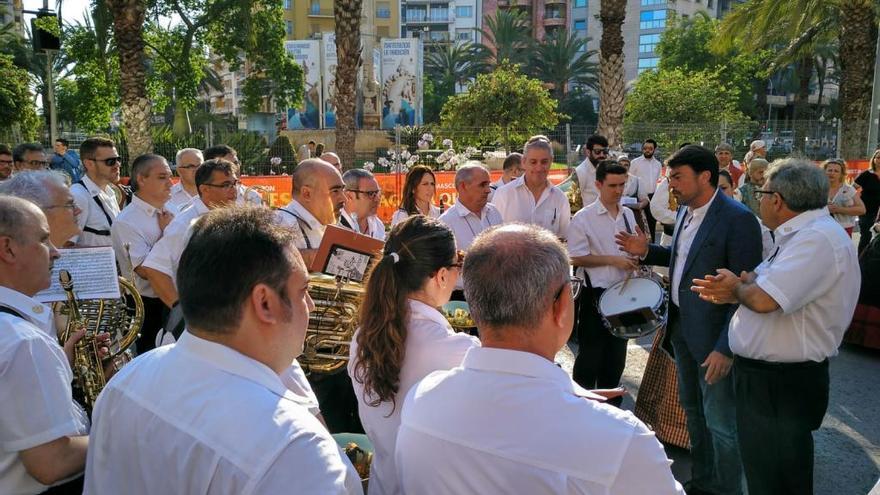 El alcalde, Luis Barcala junto a los músicos de la Banda Municipal de Alicante.