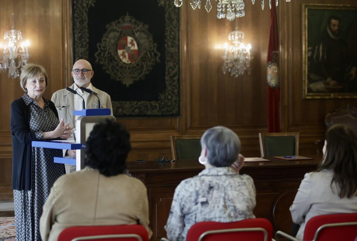Monteserín y Rodríguez en el salón de recepciones tras la firma del  convenio.