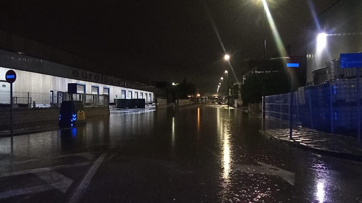 Uno de las calles del polígono de Almussafes cortada por las fuertes lluvias.