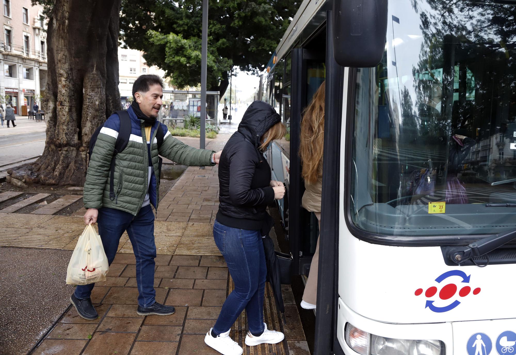 Málaga, el primer día sin mascarillas en el transporte público, en imágenes