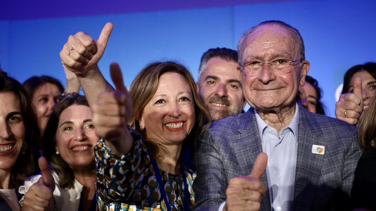 La presidenta del PP, Patricia Navarro, celebra con Paco de la Torre los resultados.