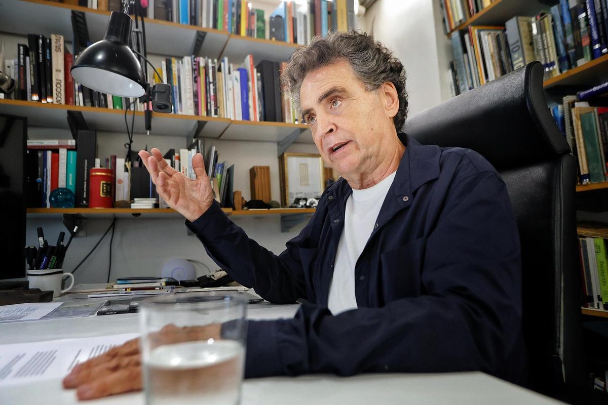 Fernando Menis en su despacho.
