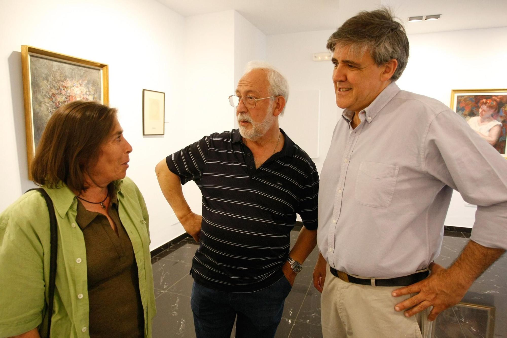 La hija de Luis Quico, Alfredo Cueto y Ricardo Flecha en una exposici�n sobre artistas de Zamora.jpg