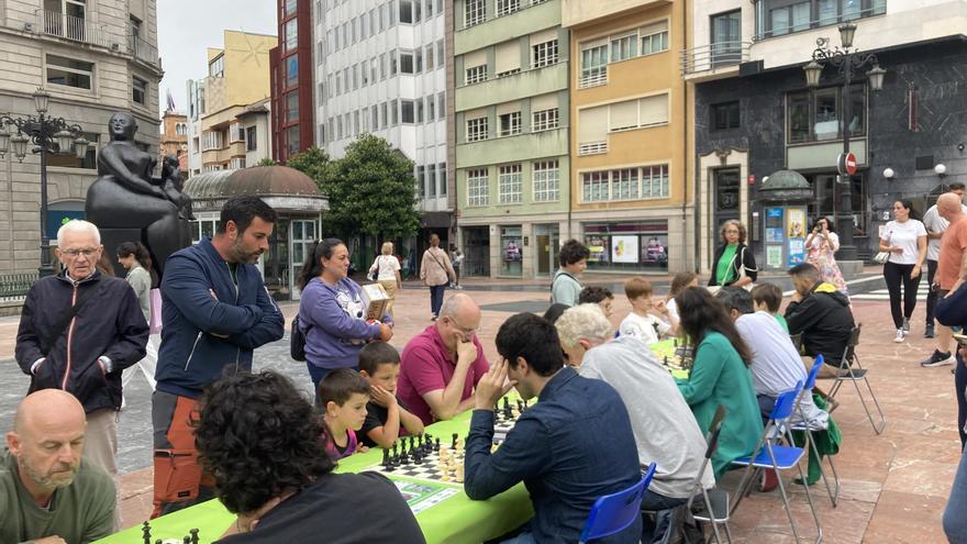 El ajedrez sale a las calles de Oviedo de la mano del club &#039;Ciudad Naranco&#039;: &quot;Es el único deporte que no muere&quot;