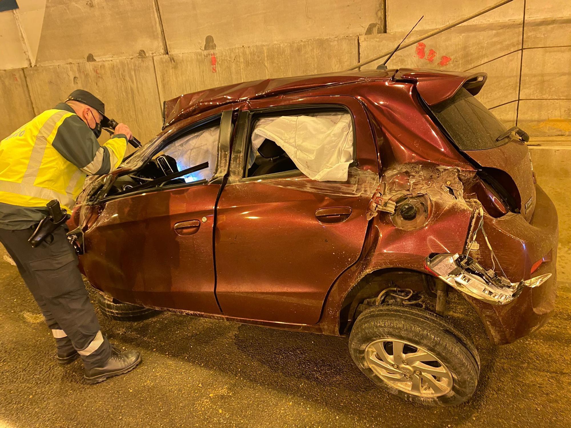 Accidente mortal en la AP-7: un coche impacta contra la mediana y sale volando