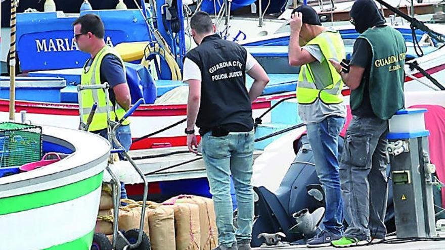 Los agentes descargan la droga del barco &#039;Askada I&#039; en Los Cristianos.