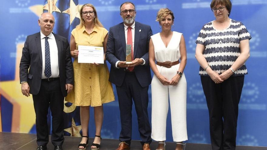 El alcalde Francisco García -centro- y la edil de Educación, Yaiza Pérez -segunda por la izquierda-, con el premio en Madrid.