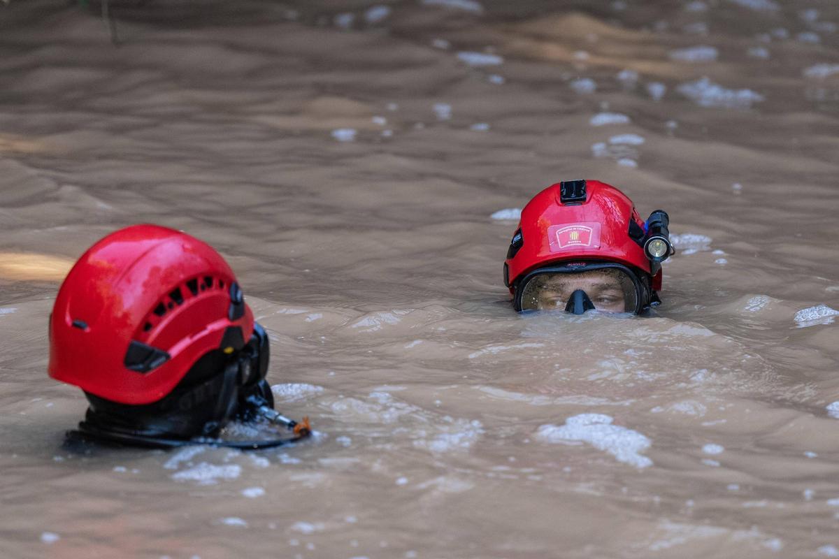 Los bomberos intensifican en Mediona la búsqueda del padre del menor hallado muerto