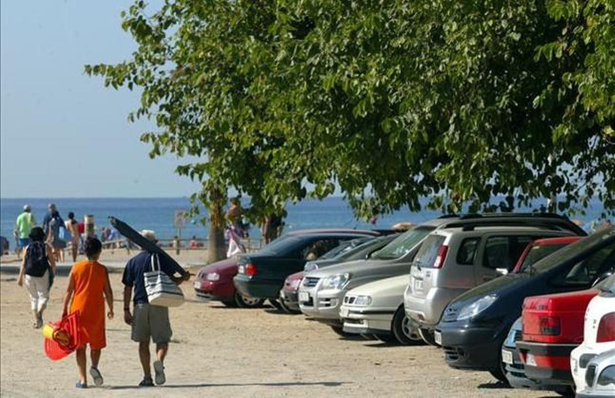 Cotxes aparcats en un dels accessos a les platges de Castelldefels. Cotxes aparcats en un dels accessos a les platges de Castelldefels.