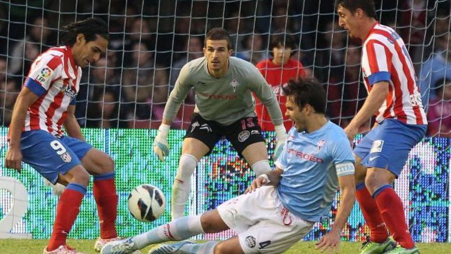 Javi Varas, pendiente de la acción entre Borja Oubiña y Radamel Falcao, durante el partido del miércoles entre el Celta y el Atlético de Madrid en Balaídos. // Ricardo Grobas