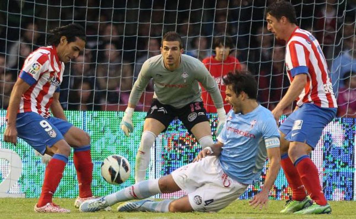 Javi Varas, pendiente de la acción entre Borja Oubiña y Radamel Falcao, durante el partido del miércoles entre el Celta y el Atlético de Madrid en Balaídos. // Ricardo Grobas