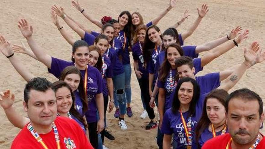 La plantilla del equipo gijonés, con la Copa de la Reina de la pasada temporada.