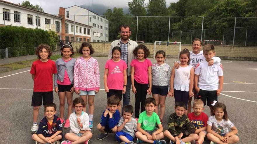 Participantes y organizadores del campamento de Infiesto.