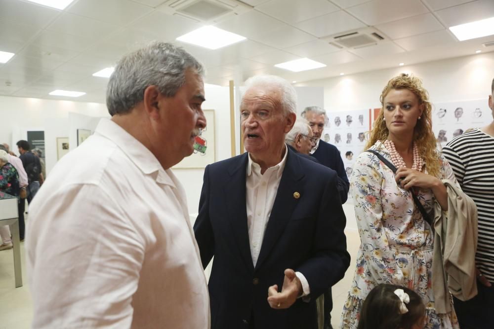 Inauguración de la exposición del psicoesteta Ramiro en la sala de exposiciones de Caja Rural