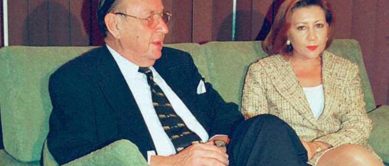 El liberal Hans-Dietrich Genscher, ministro de Asuntos Exteriores alemán durante dos décadas recién fallecido, aterrizó en Mallorca en 1998. Maria Antonia Munar hizo lo imposible por interpretar la escena del sofá en la foto de Torrelló, pero debió escucharle con más atención.