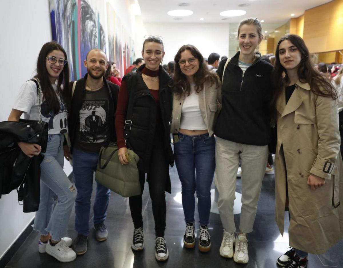 A la izquierda, las enfermeras residentes Andrea Nava, Roger Macip, Celia Piquiero, Violeta Alfonso, Celia Quevedo y Alicia Villafáñez. A la derecha, las médicas MIR Alba de la Puente y Cristina Navarro, ayer, durante la jornada de recepción celebrada en el HUCA. | Luisma Murias