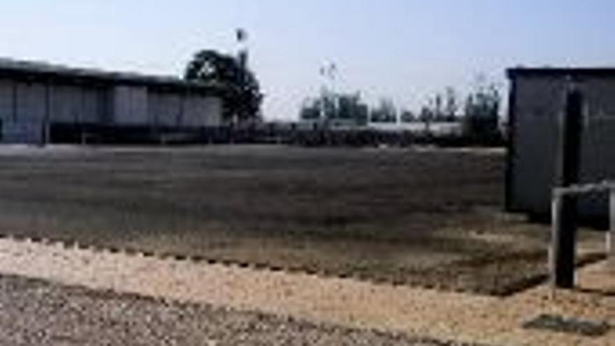 El campo de fútbol de césped artificial estará listo en un mes
