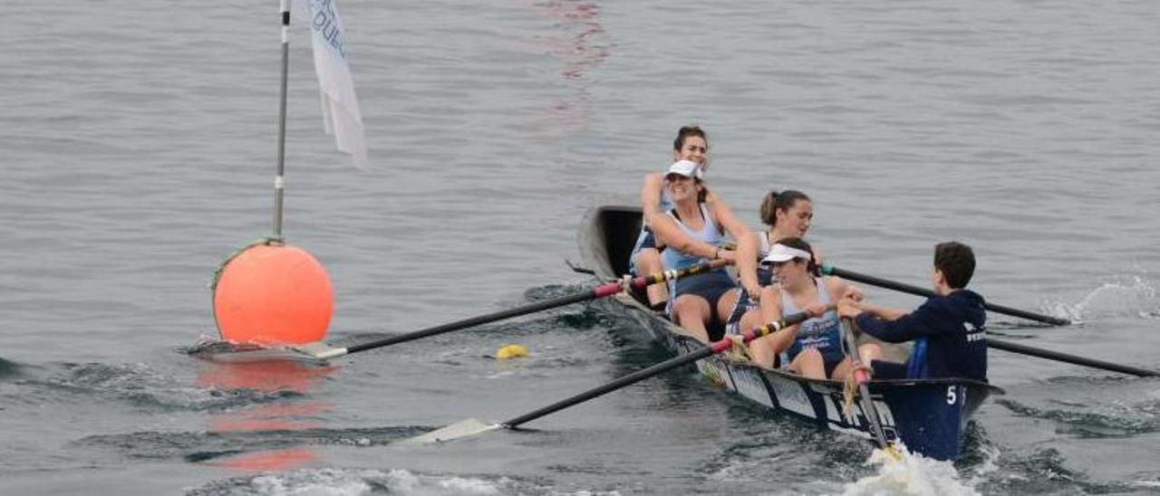 Una tripulación femenina de Tirán en una maniobra de virada el sábado en aguas de Bueu. |  // G.NÚÑEZ