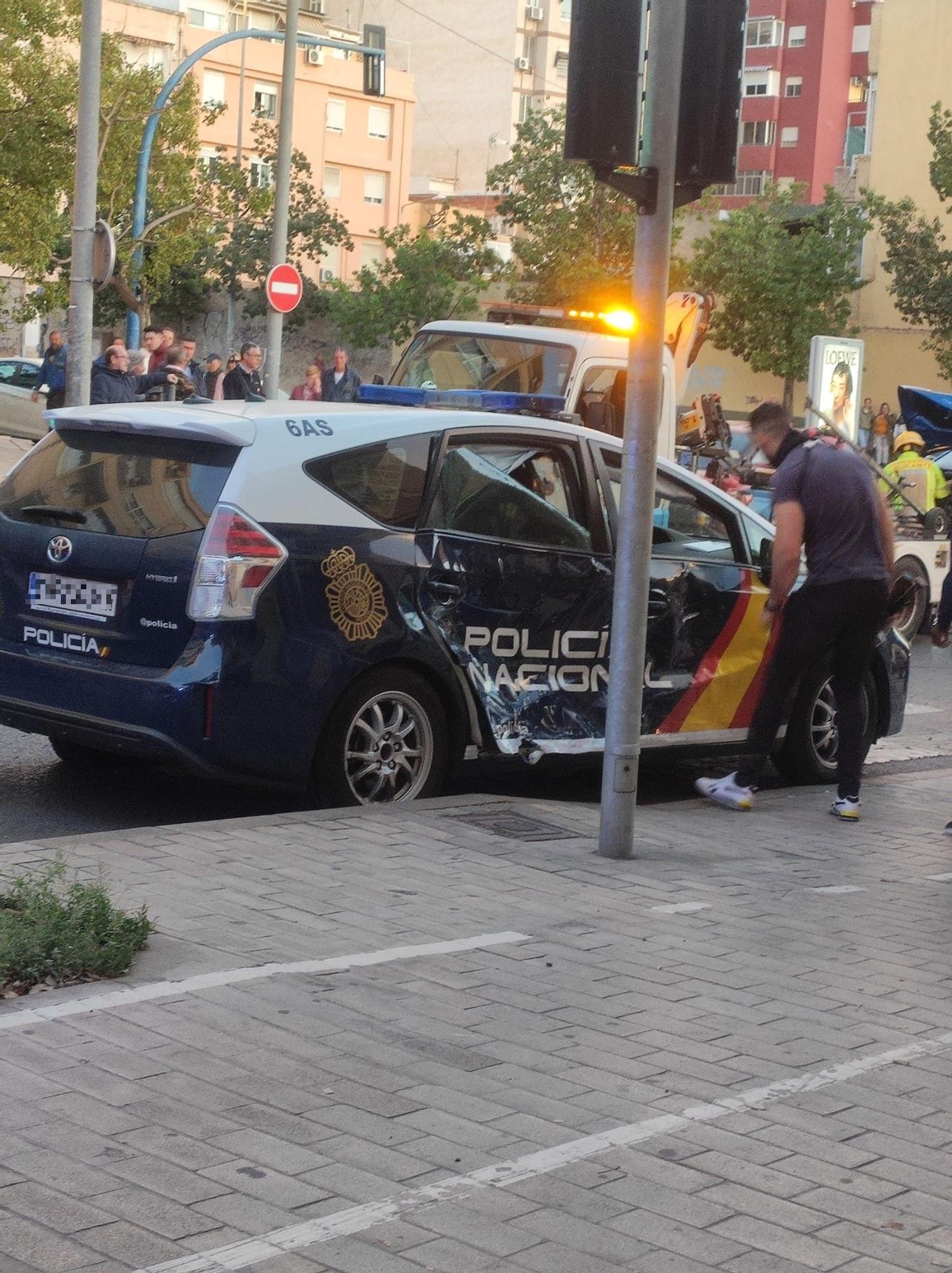 Aparatoso accidente en Alicante con un vehículo policial implicado